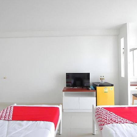 OYO 498 Ladawan Villa Bangkok Bagian luar foto