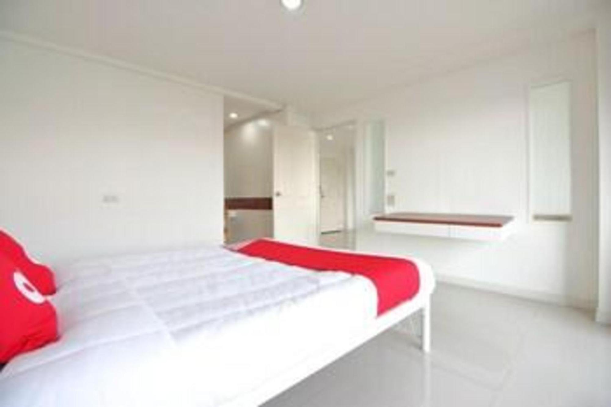 OYO 498 Ladawan Villa Bangkok Bagian luar foto