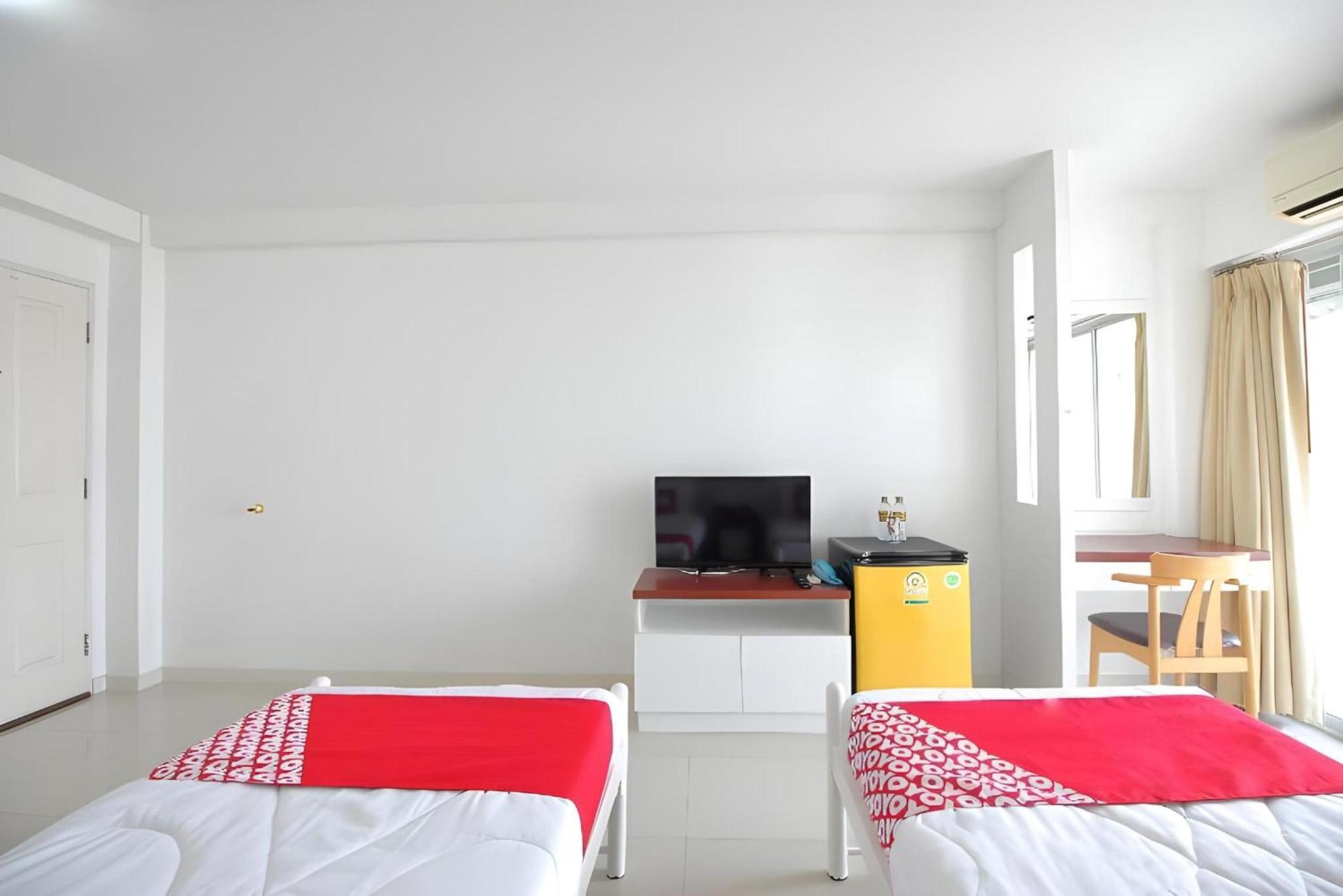 OYO 498 Ladawan Villa Bangkok Bagian luar foto