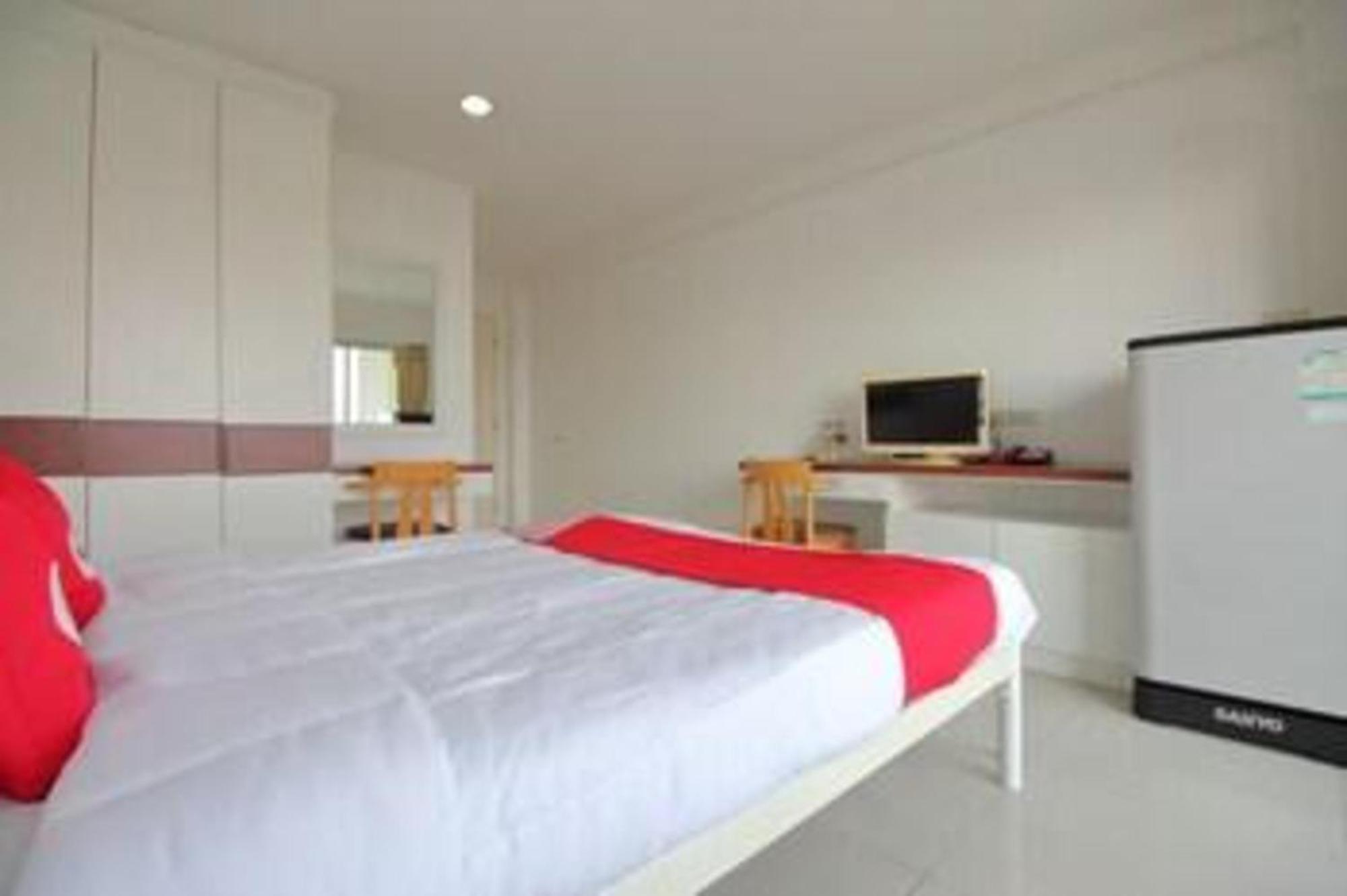 OYO 498 Ladawan Villa Bangkok Bagian luar foto
