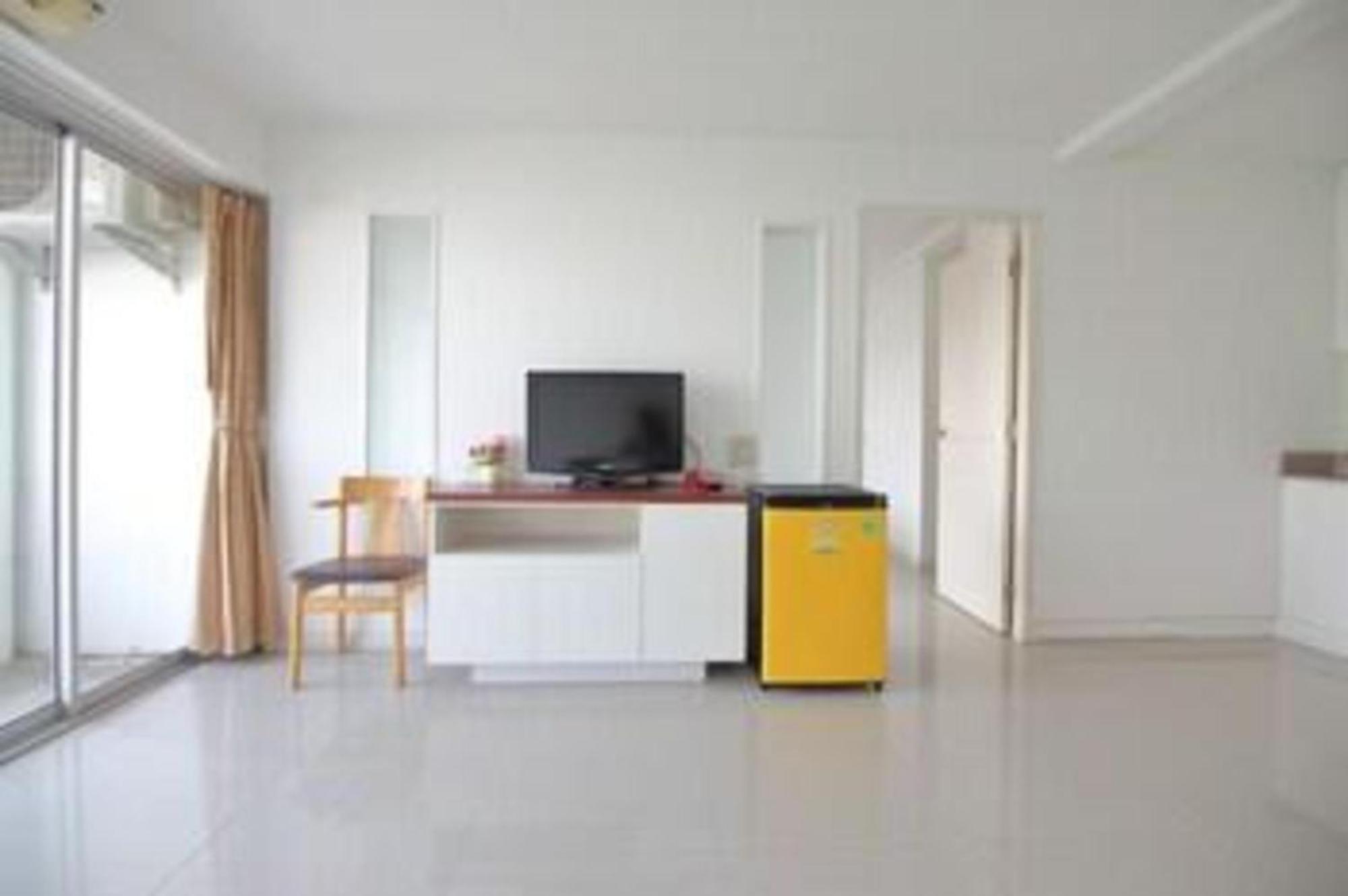 OYO 498 Ladawan Villa Bangkok Bagian luar foto