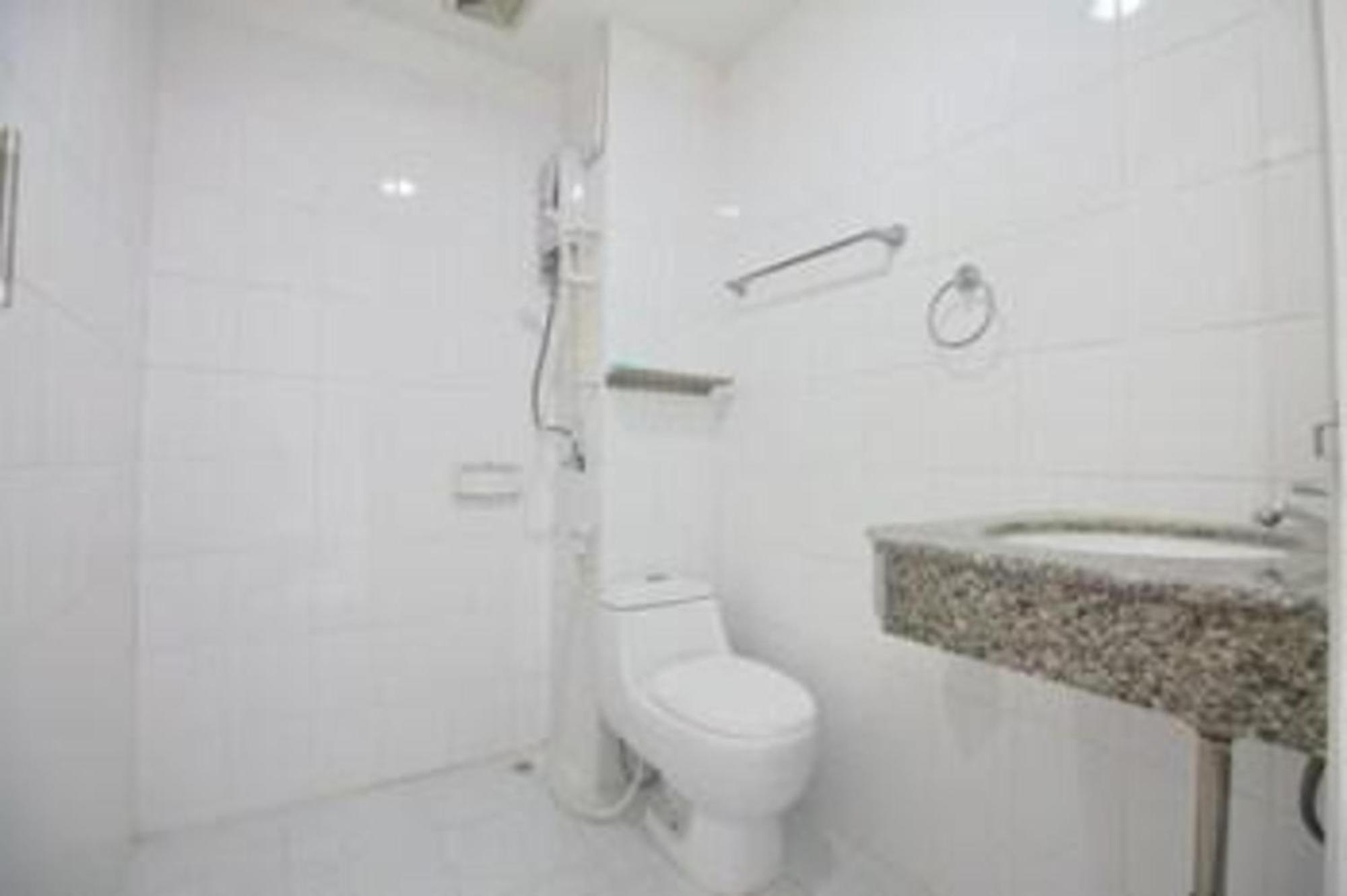 OYO 498 Ladawan Villa Bangkok Bagian luar foto
