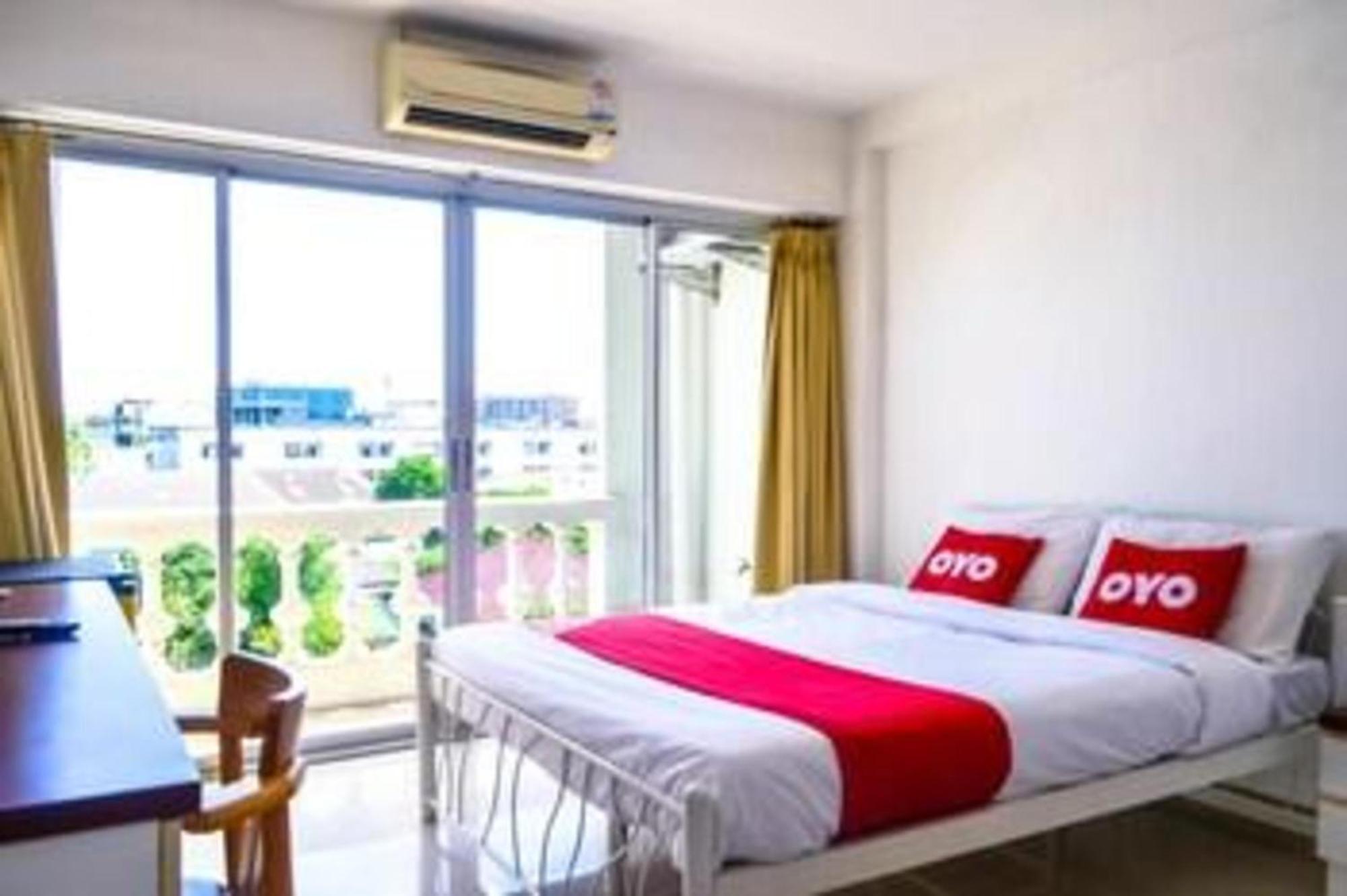 OYO 498 Ladawan Villa Bangkok Bagian luar foto