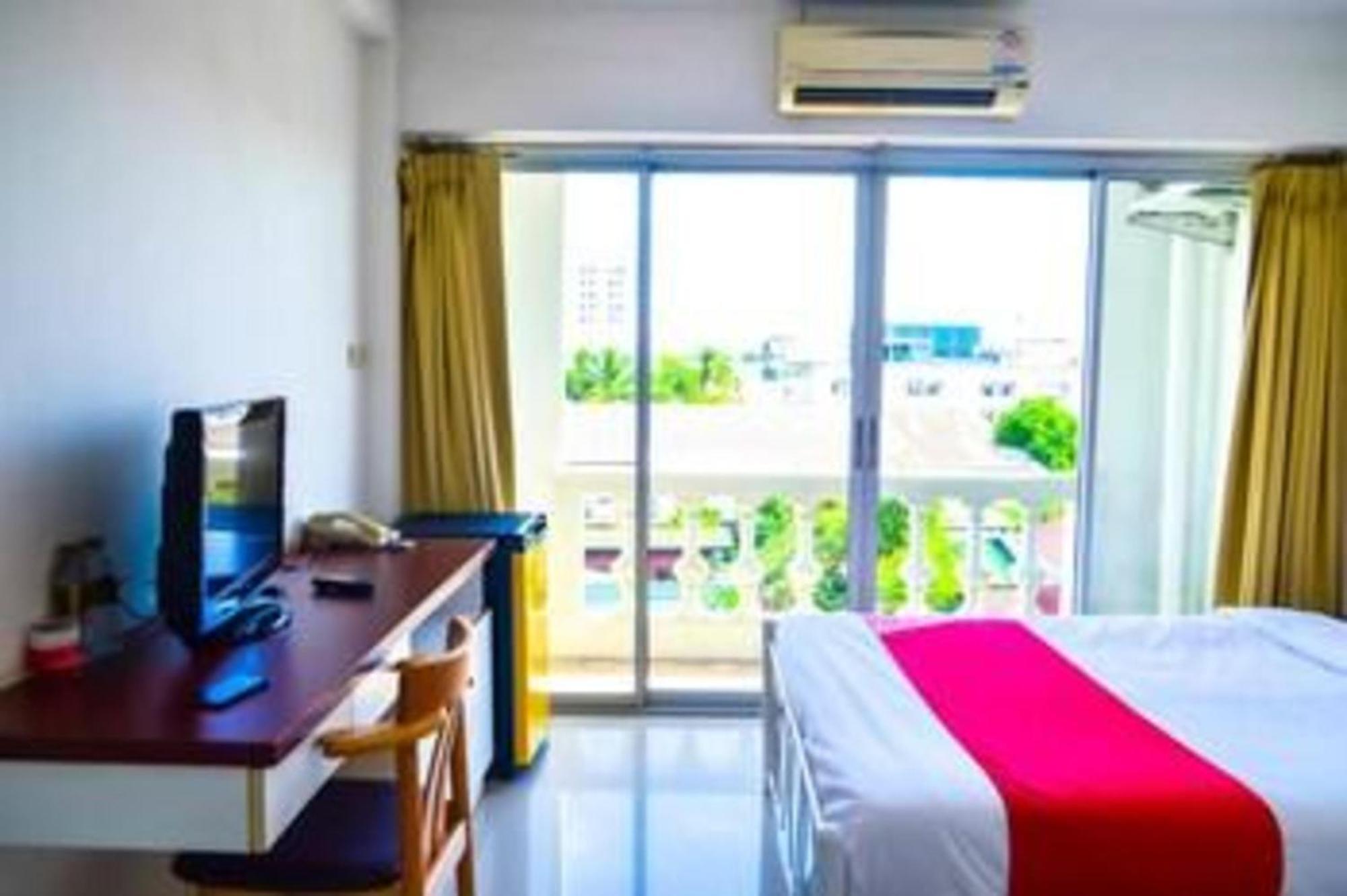 OYO 498 Ladawan Villa Bangkok Bagian luar foto