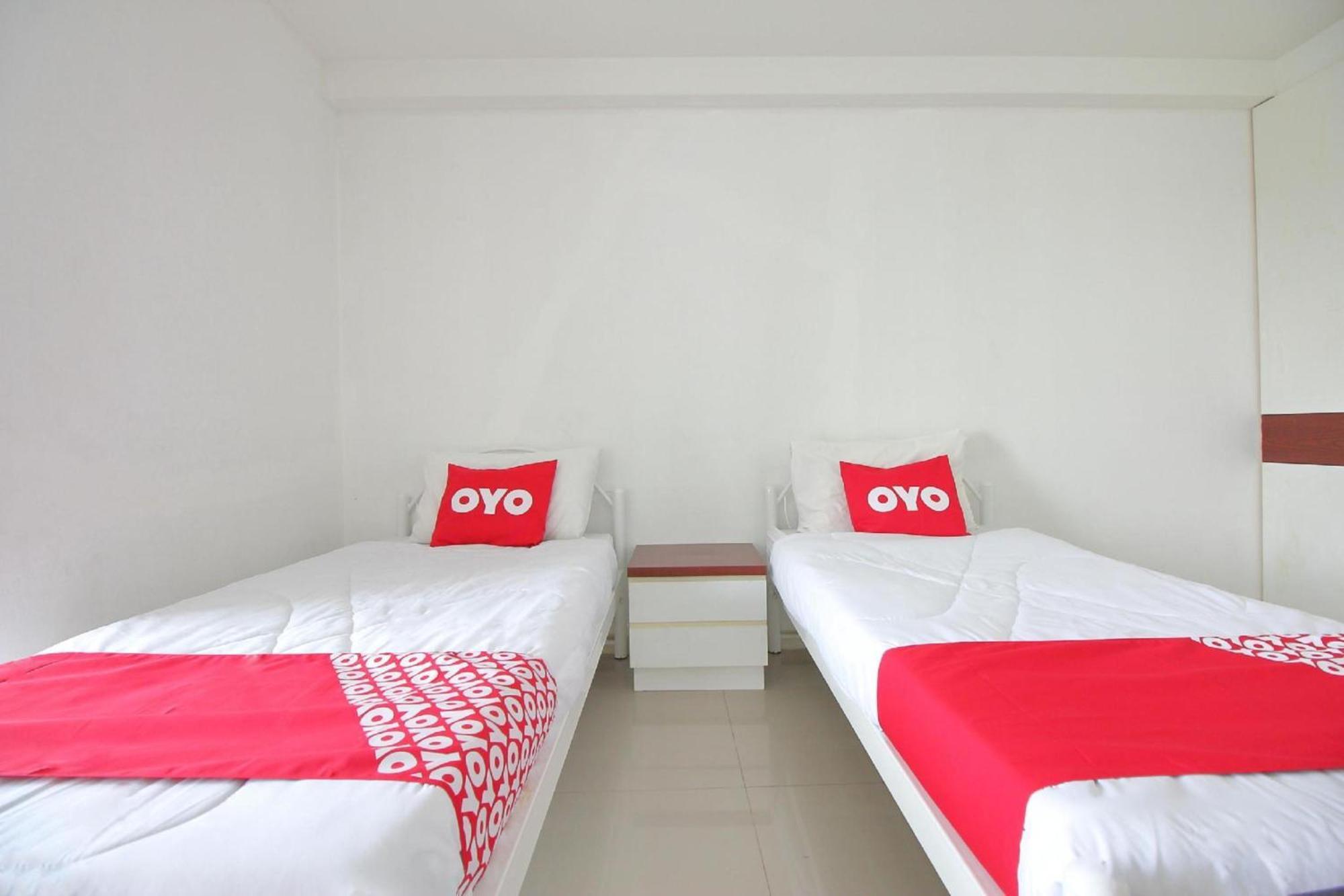 OYO 498 Ladawan Villa Bangkok Bagian luar foto
