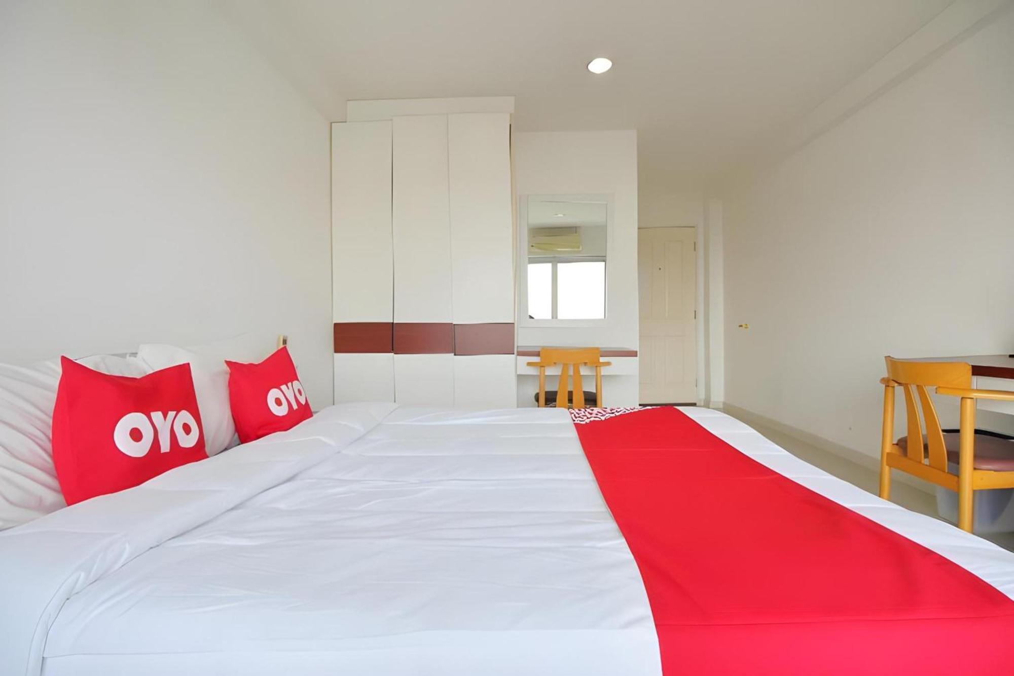 OYO 498 Ladawan Villa Bangkok Bagian luar foto