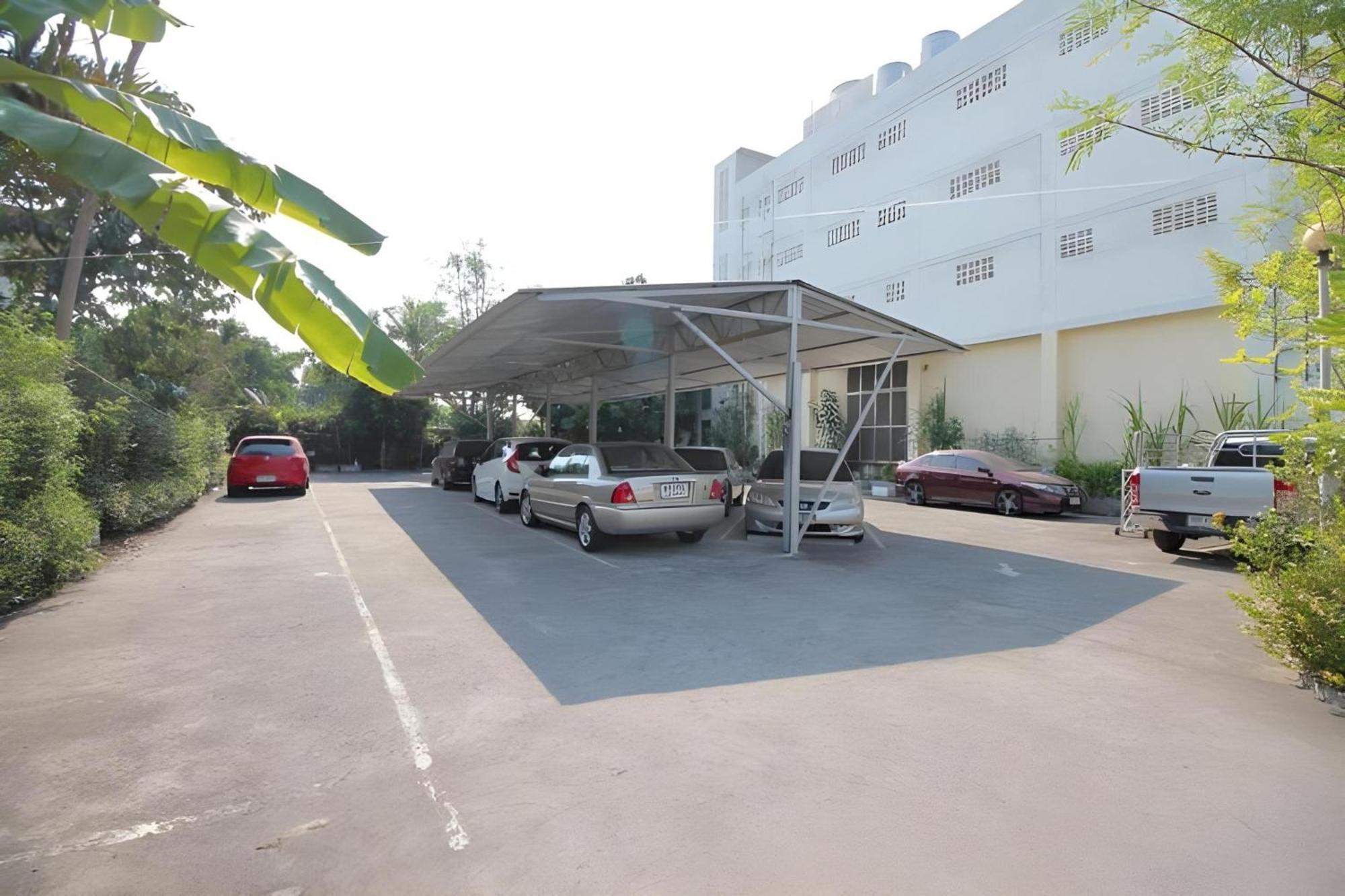 OYO 498 Ladawan Villa Bangkok Bagian luar foto