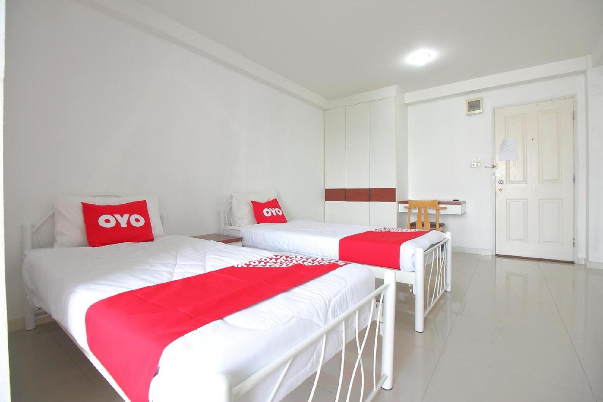 OYO 498 Ladawan Villa Bangkok Bagian luar foto