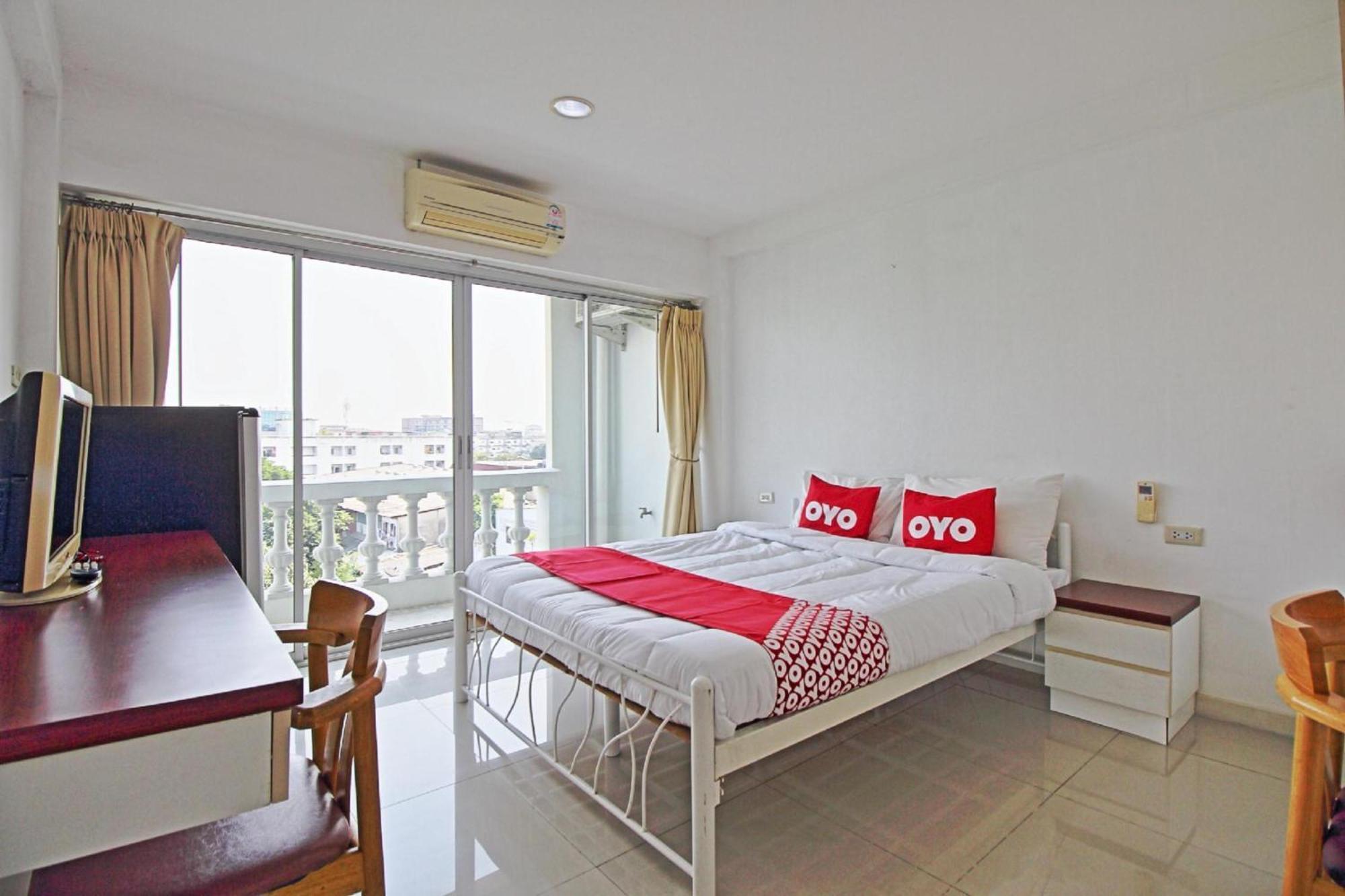 OYO 498 Ladawan Villa Bangkok Bagian luar foto