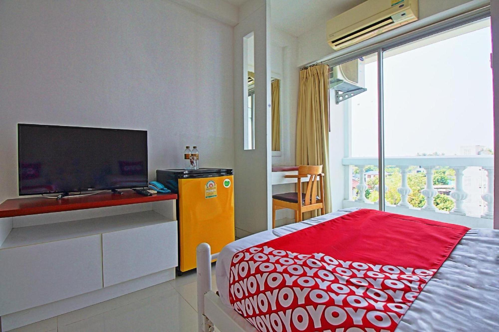 OYO 498 Ladawan Villa Bangkok Bagian luar foto