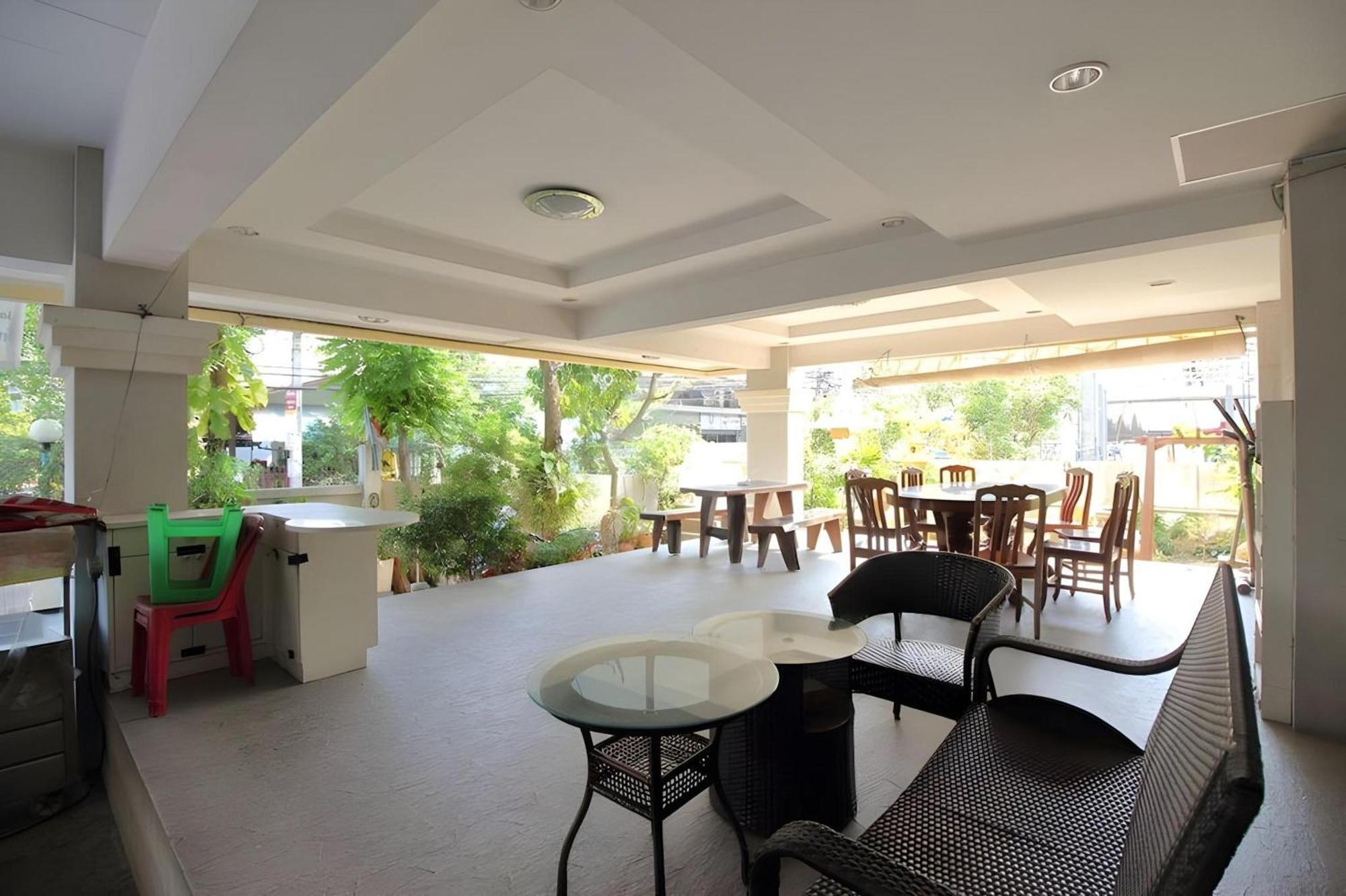 OYO 498 Ladawan Villa Bangkok Bagian luar foto